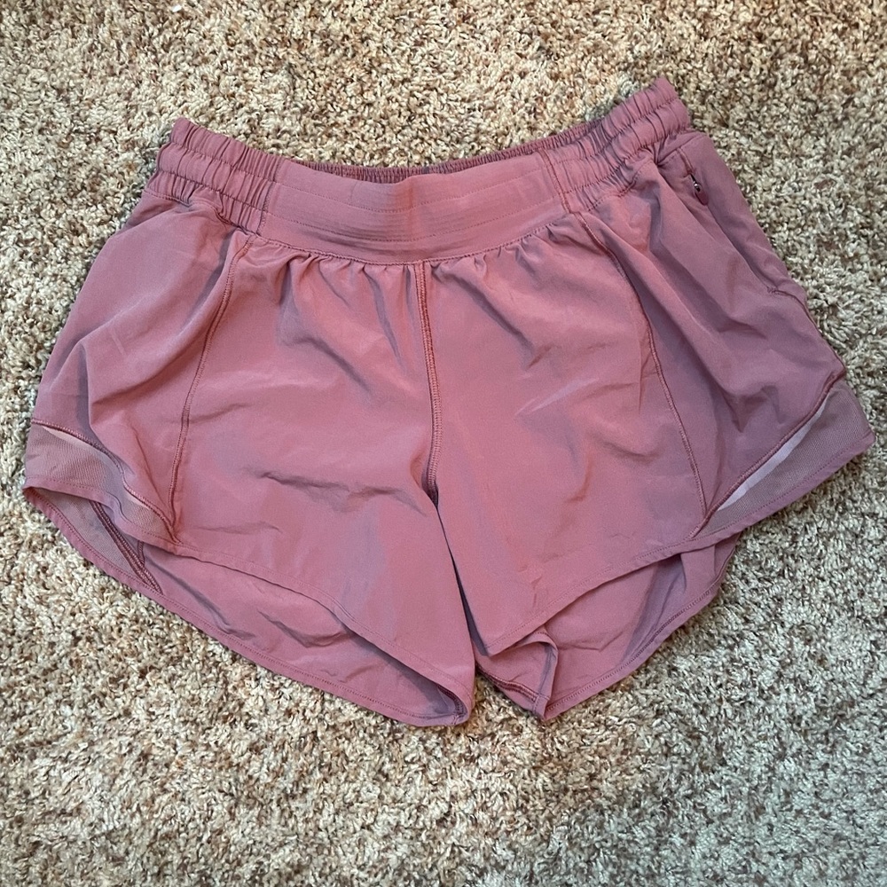 LULULEMON Hotty hot Short - 4inch - size 8